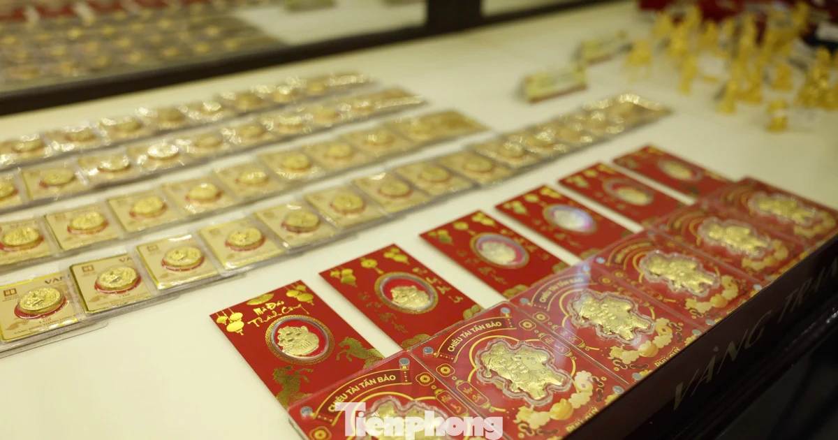 Giá vàng giảm mạnh liên tiếp, giá bạc bất ngờ tăng trở lại