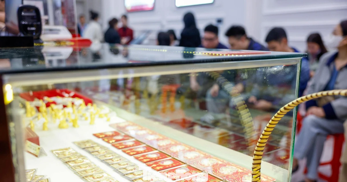 Giá vàng giảm mạnh gần 8 triệu đồng/lượng, người mua gặp khó khăn