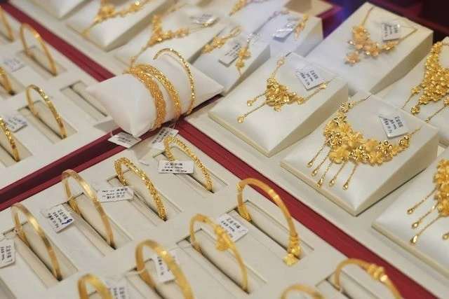 Giá vàng hôm nay giảm sâu do đồng USD mạnh và căng thẳng Trung Đông