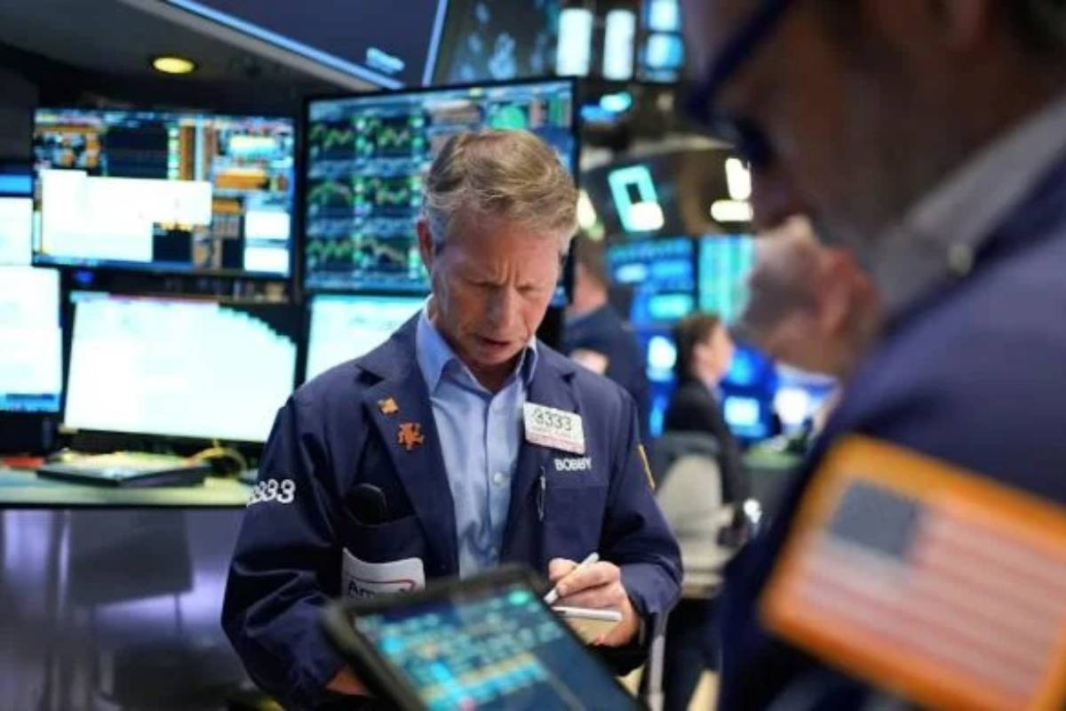 Thị trường chứng khoán giảm mạnh do tác động của giá dầu tăng.