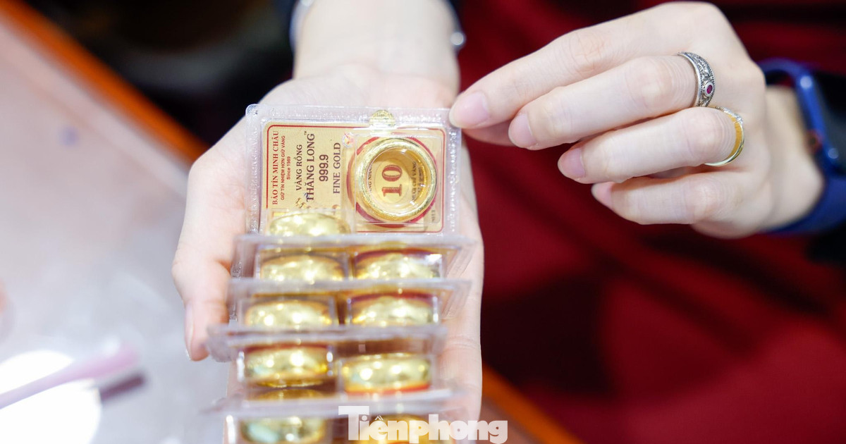 Giá vàng trong nước tăng bất chấp xu hướng giảm của giá vàng thế giới