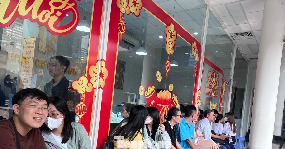 Giá vàng giảm sâu, thị trường sôi động trước kỳ nghỉ lễ 30/4