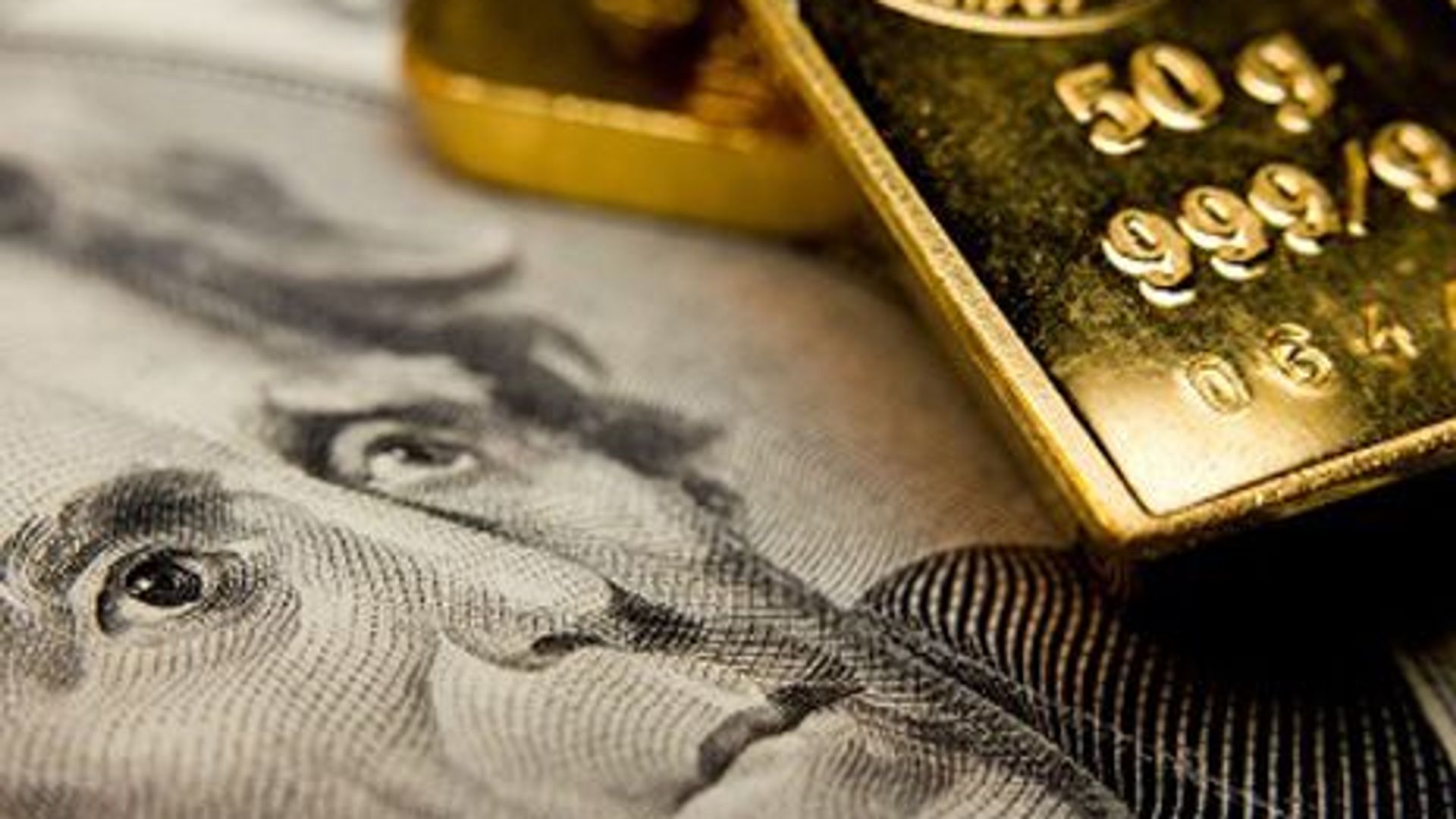 Giá vàng thế giới bật tăng mạnh vượt 4.690 USD/ounce khi giá dầu giảm sâu