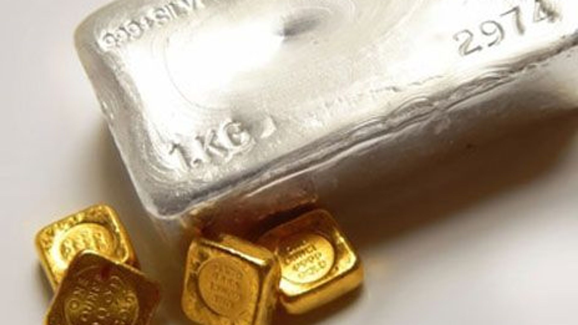 Giá bạc vượt trội, giá vàng tăng nhẹ khi căng thẳng Mỹ-Iran gây biến động