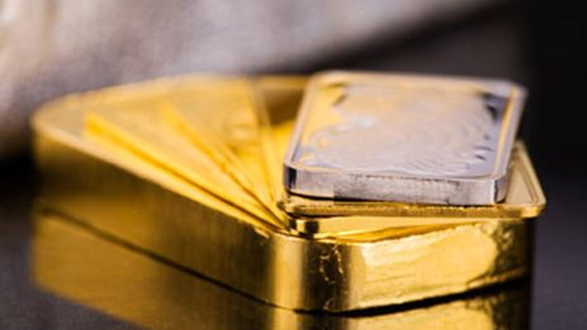 Giá bạc tăng vọt, giá vàng vững trước rủi ro CPI và căng thẳng eo biển Hormuz