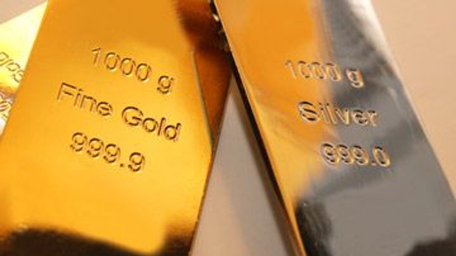 Giá vàng giảm mạnh sau số liệu lạm phát Mỹ bất ngờ, bạc thử thách $90