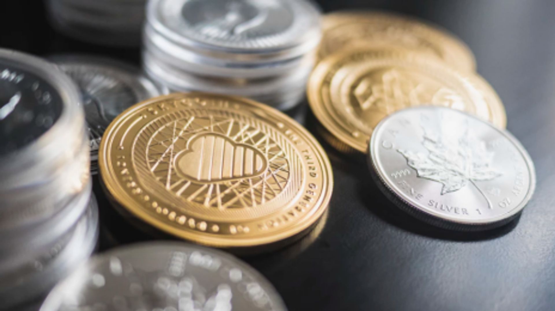 Giá vàng vượt mốc 4.600 USD, chịu áp lực từ đồng USD và lợi suất trái phiếu