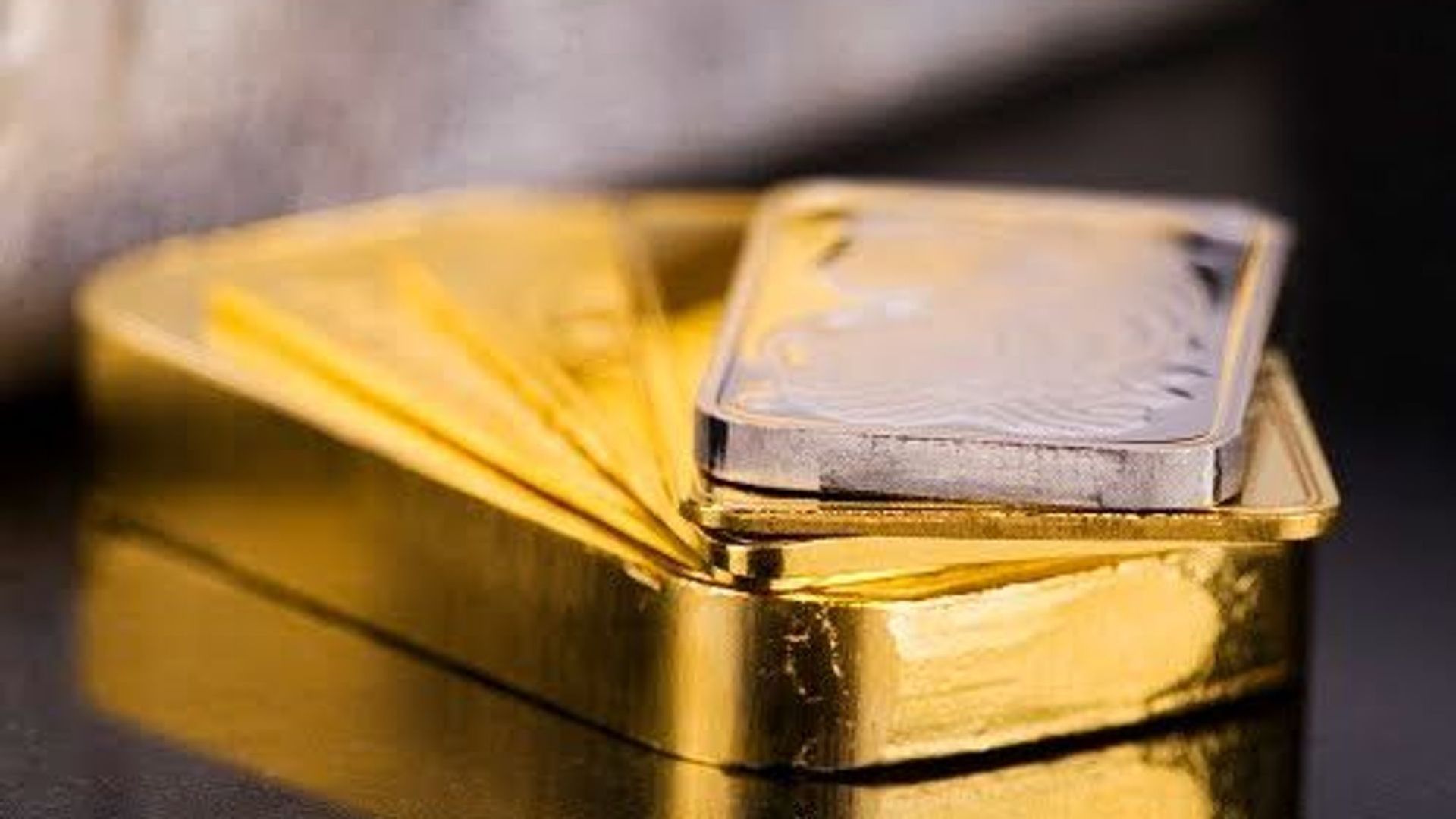 Giá vàng ổn định, giá bạc bật tăng mạnh nhờ rủi ro Eo biển Hormuz đẩy giá dầu