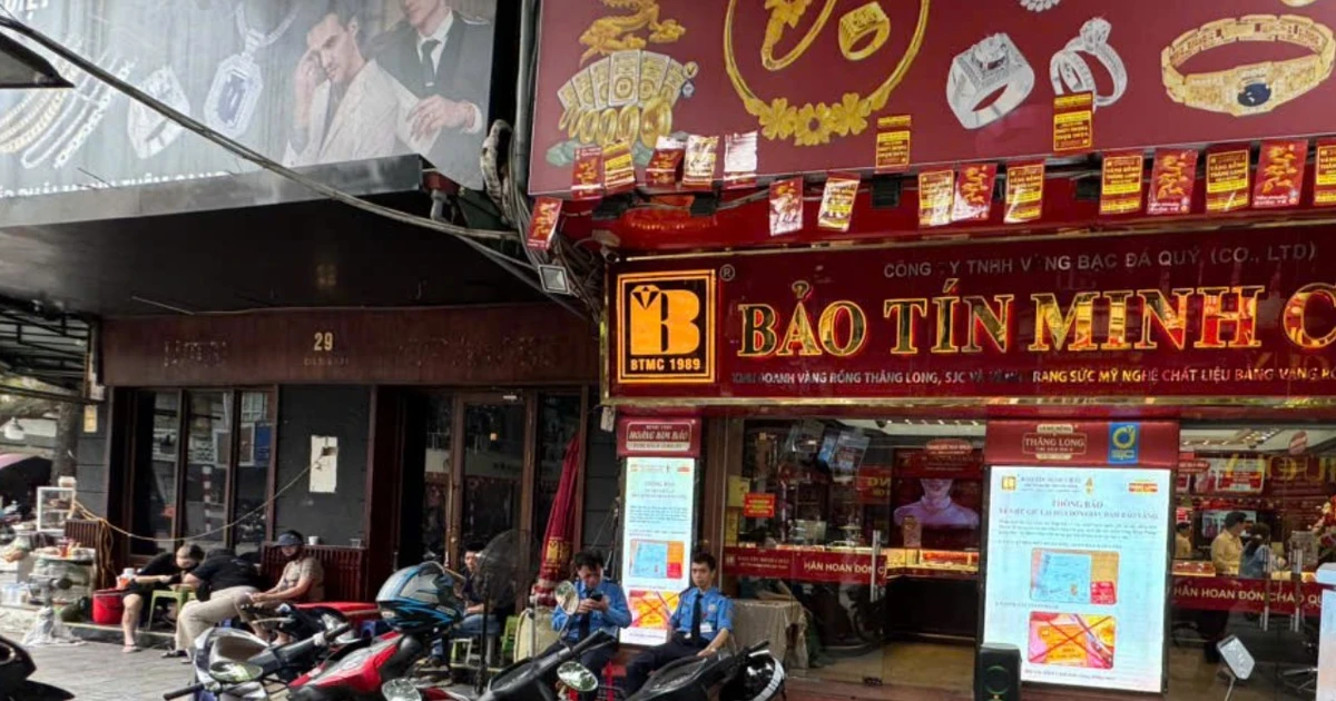 Giá vàng giảm sâu, phố vàng Hà Nội vắng vẻ gây bất ngờ