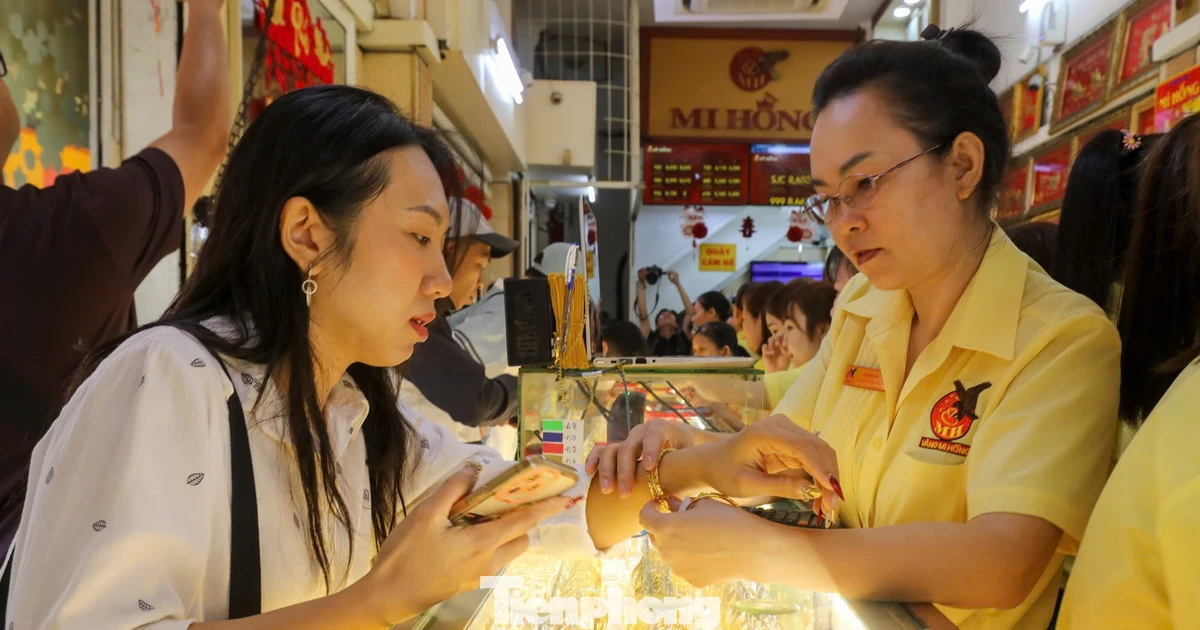 Giá vàng giảm sâu, sức mua vàng trang sức tại TPHCM tăng mạnh