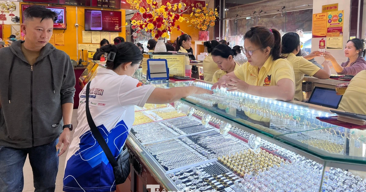 Giá vàng SJC giảm mạnh, người dân không còn mặn mà mua bắt đáy? 