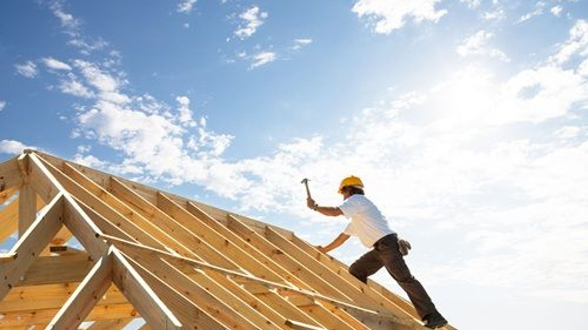 Giá vàng tiếp tục chịu áp lực dù số liệu khởi công nhà tại Mỹ tăng mạnh trong tháng 6