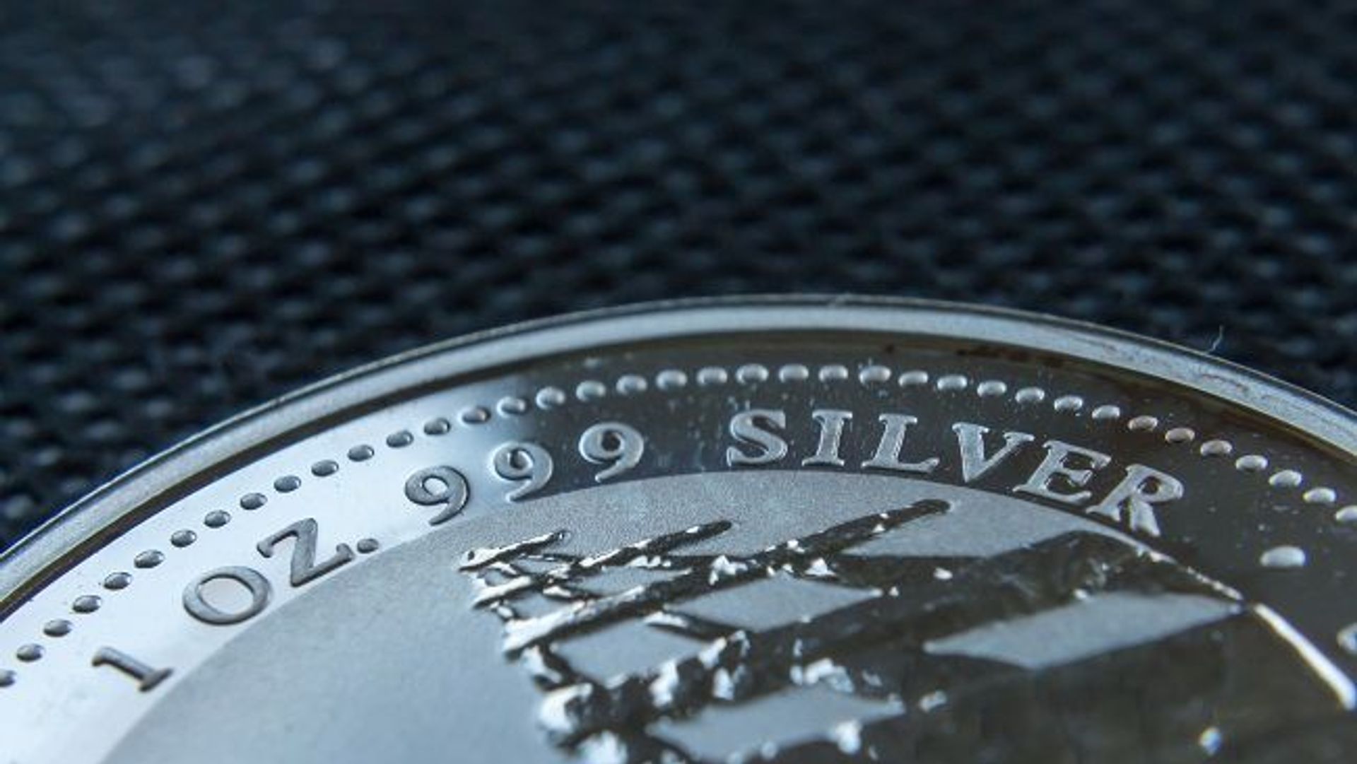 Giá bạc điều chỉnh mạnh mở cửa cho đà tăng bền vững lên 70 USD/ounce
