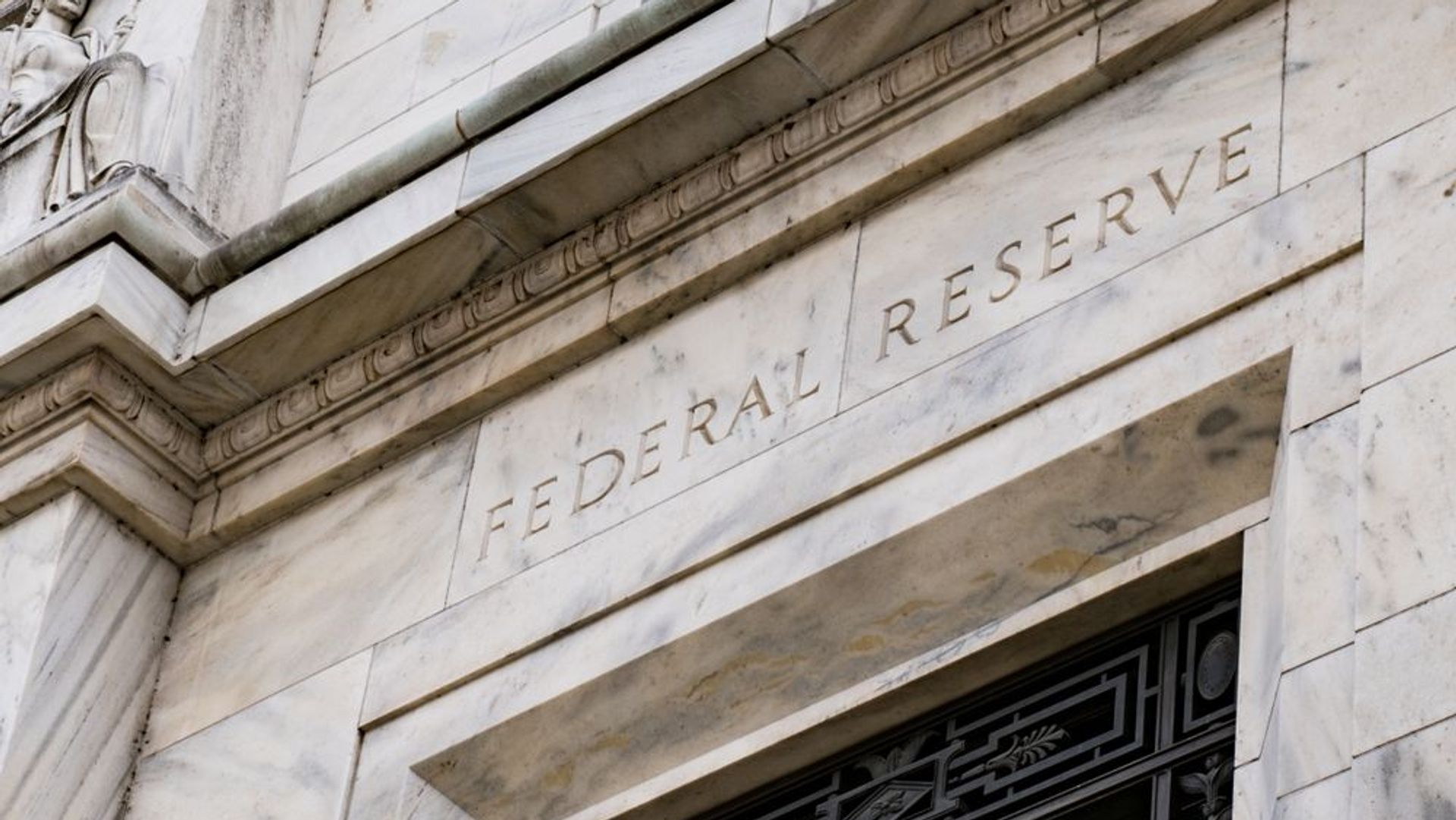 Giá vàng giảm hơn 1% khi Chủ tịch Fed Warsh lo ngại lạm phát hơn thị trường lao động